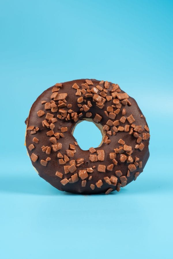 Pure chocolade met vlokjes van melkchocolade